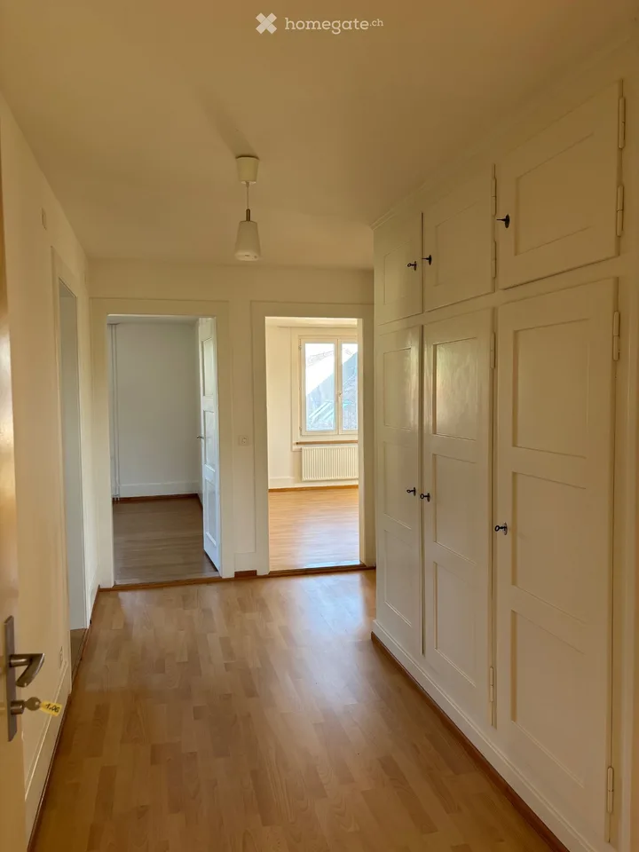 Schöne Altbau 4.5 Zimmerwohnung zu vermieten .