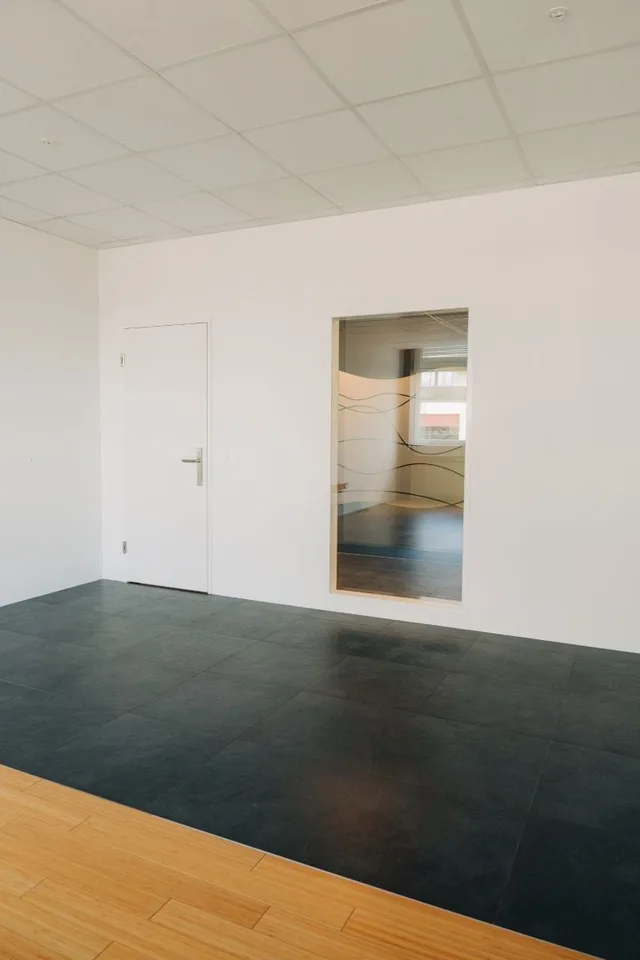 Modernes Büro mit Co-Working-Infrastruktur in Münsingen – sofort verfügbar – Foto 7 von 7