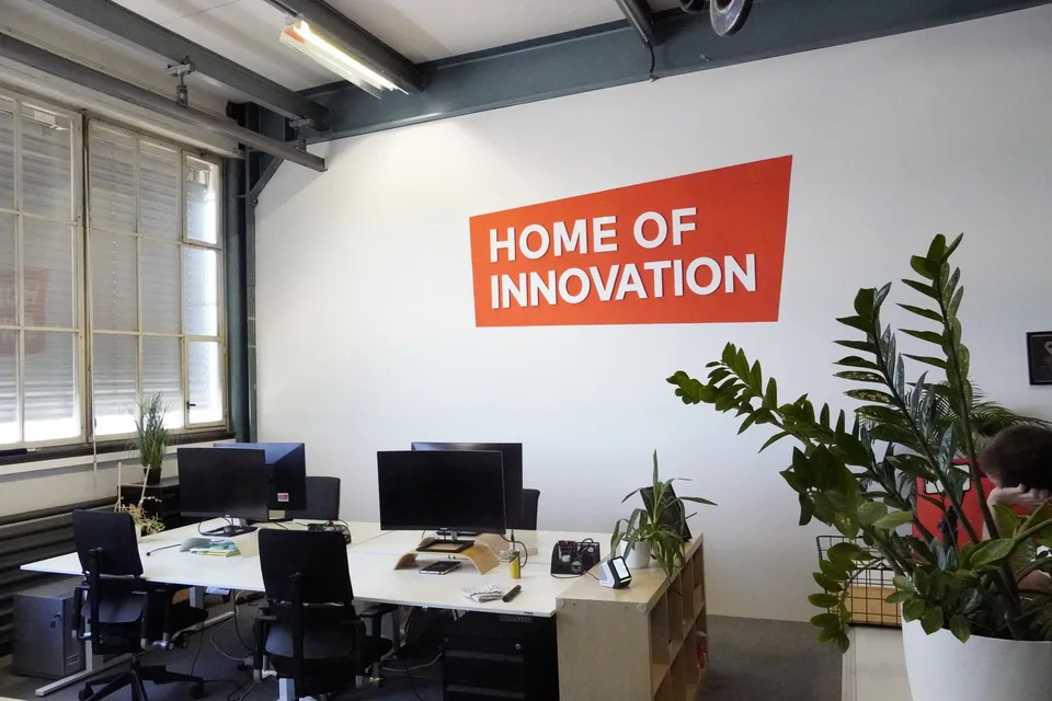 Grosses Büro in kreativer Fabrikhalle