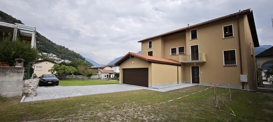 4 Zimmer in einem vollständig renovierten Doppelhaus in Monte Carasso