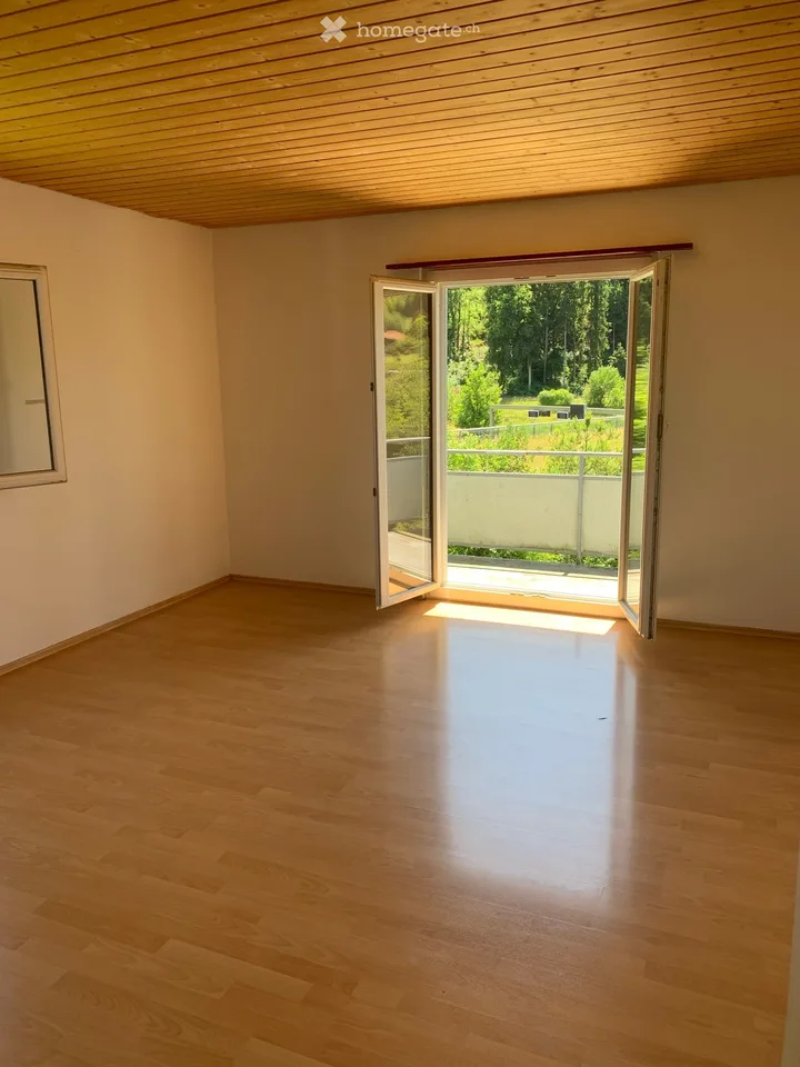 Gepflegte 4-Zimmer-Wohnung mit Balkon und schöner Aussicht in Zuchwil