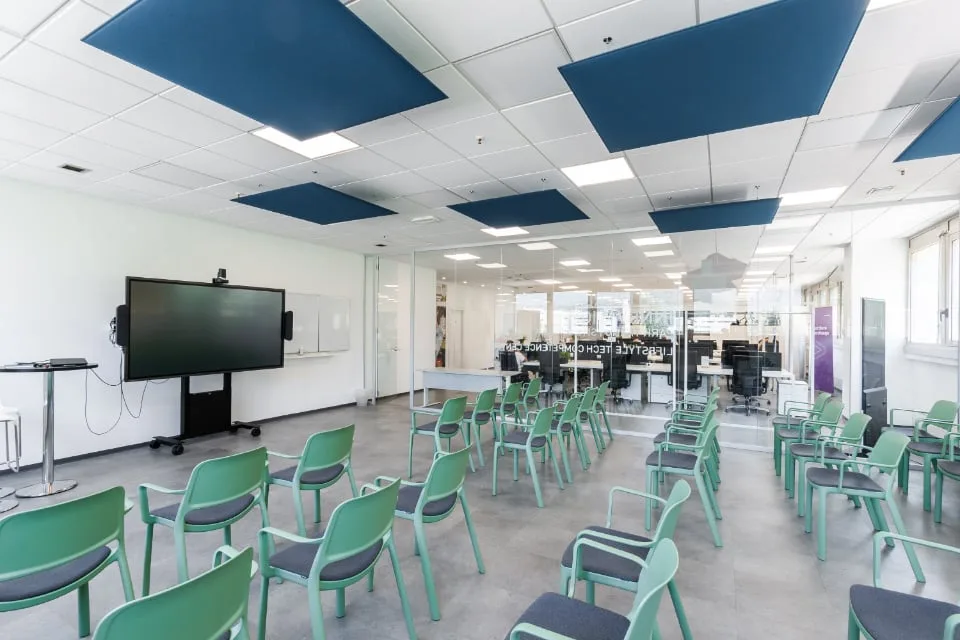 AMPIO SETTORE AD USO SHOWROOM/UFFICIO/LABORATORIO IN AFFITTO A LUGANO/MANNO (rif. 022-023-099)
