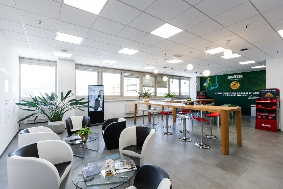 AMPIO SETTORE AD USO SHOWROOM/UFFICIO/LABORATORIO IN AFFITTO A LUGANO/MANNO (rif. 022-023-099)