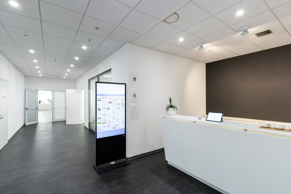 AMPIO SETTORE AD USO SHOWROOM/UFFICIO/LABORATORIO IN AFFITTO A LUGANO/MANNO (rif. 022-023-099)