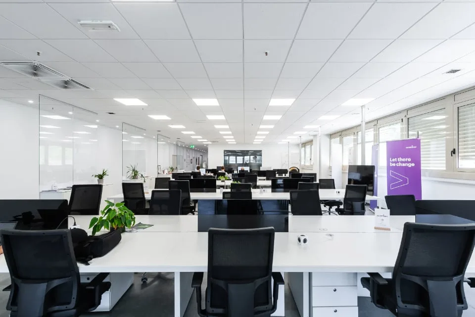 AMPIO SETTORE AD USO SHOWROOM/UFFICIO/LABORATORIO IN AFFITTO A LUGANO/MANNO (rif. 022-023-099)