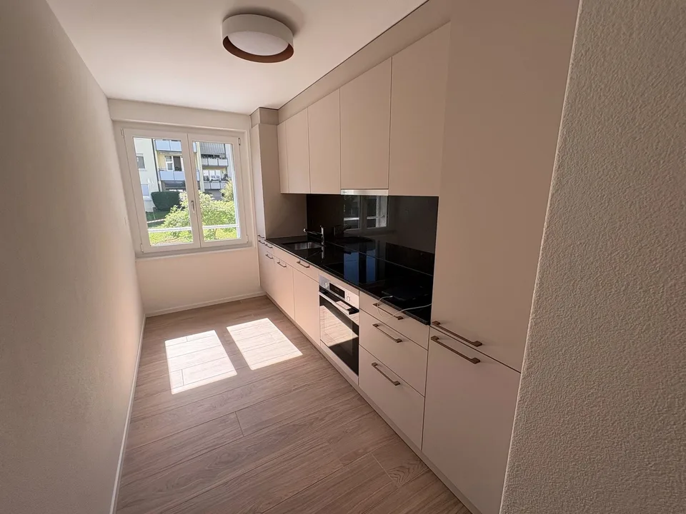 Erstvermietung moderne 2.5-Zimmer-Wohnung nach Totalsanierung - mit sehr grossem privaten Estrich