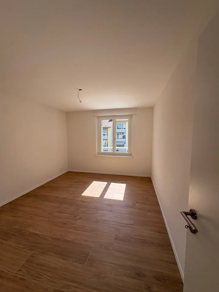 Erstvermietung moderne 2.5-Zimmer-Wohnung nach Totalsanierung - mit sehr grossem privaten Estrich