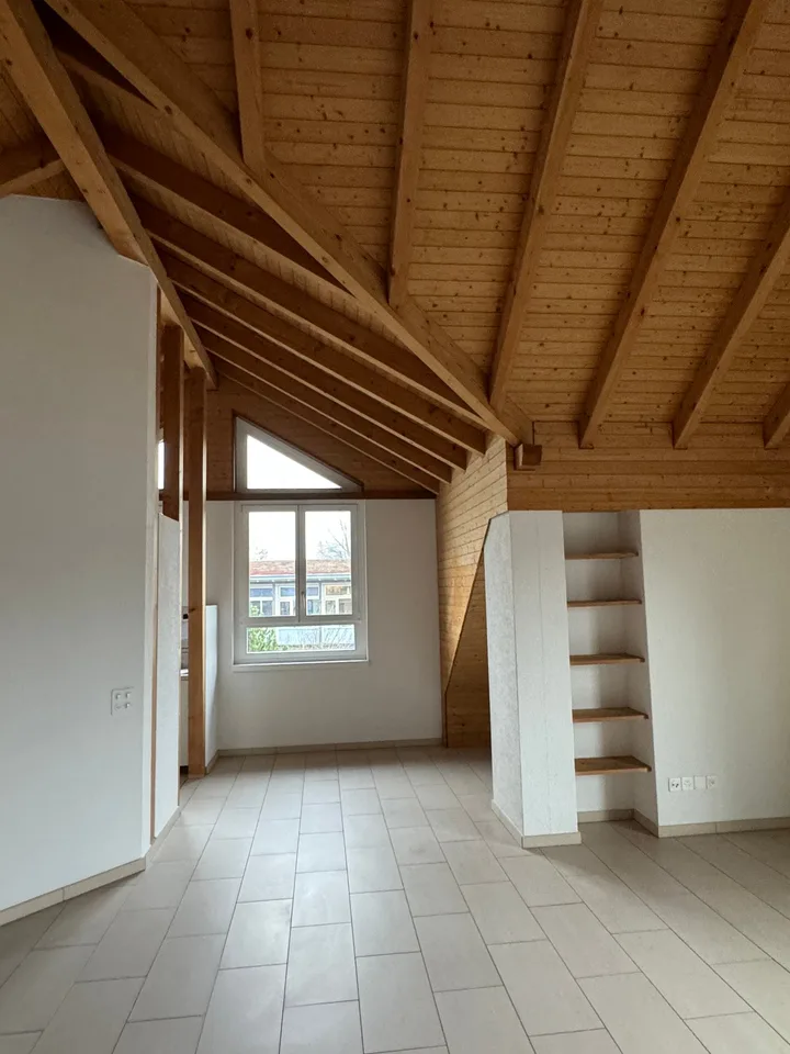 Appartamento mansardato in parte ristrutturato e charmante con balcone e vista panoramica