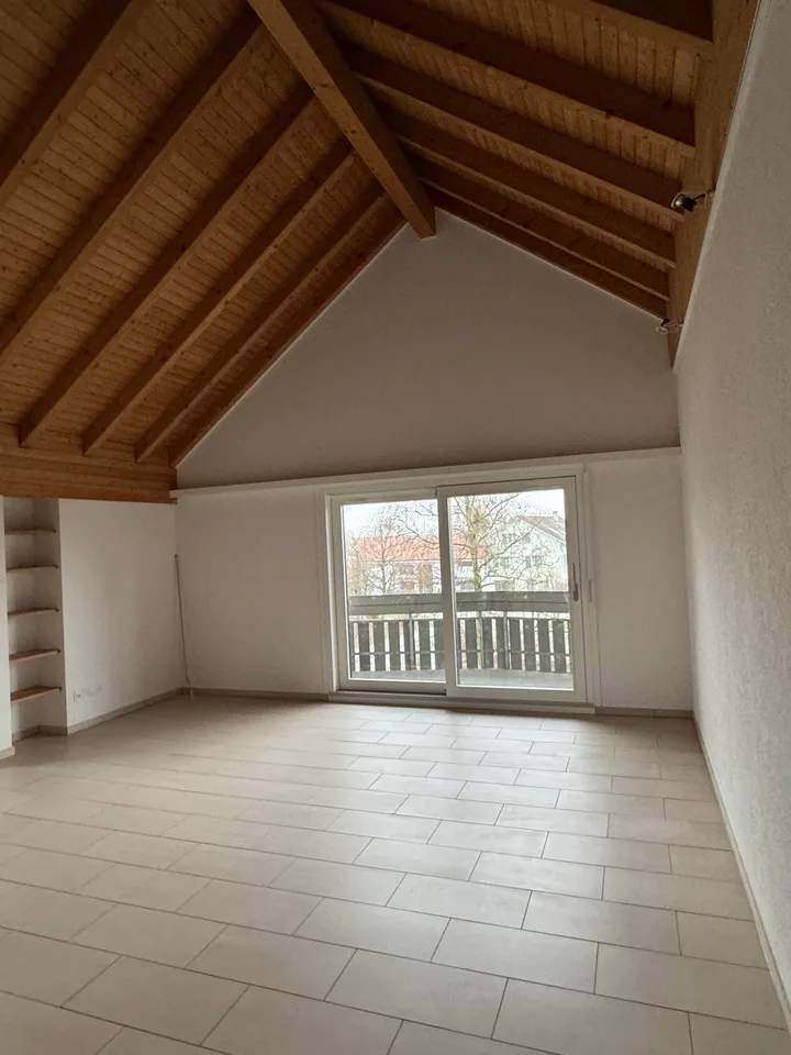 Teilsanierte und charmante Dachwohnung mit Balkon und Weitsicht