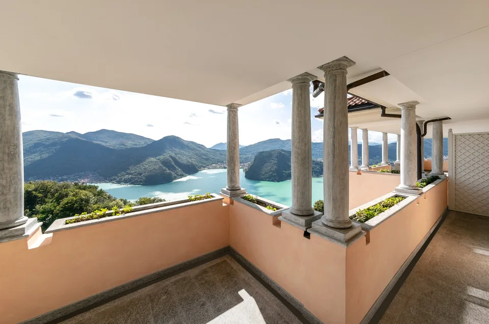 LUGANO-COLLINA D'ORO-LUSSUOSO ATTICO ARREDATO CON SERVIZIO ALBERGHIERO,SPLENDIDA VISTA LAGO(rif.602)