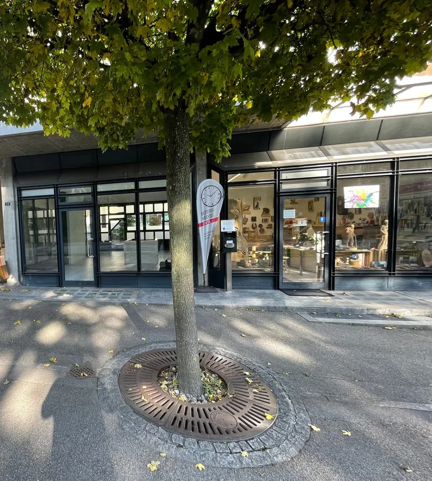 Gewerbe-Ladenfläche mit Fensterfront