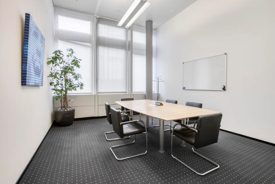 Eigener Schreibtisch in Regus Dammstrasse