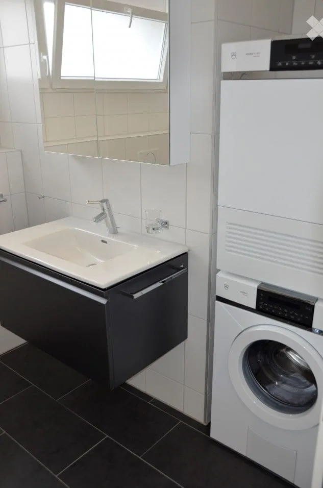 Appartamento attico luminoso e spazioso di 2,5 locali in norma di proprietario occupante