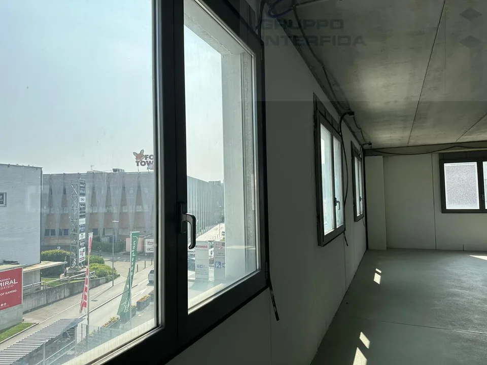 Büro-/Lagerbereich renoviert in der Foxtown-Zone – Foto 6 von 7