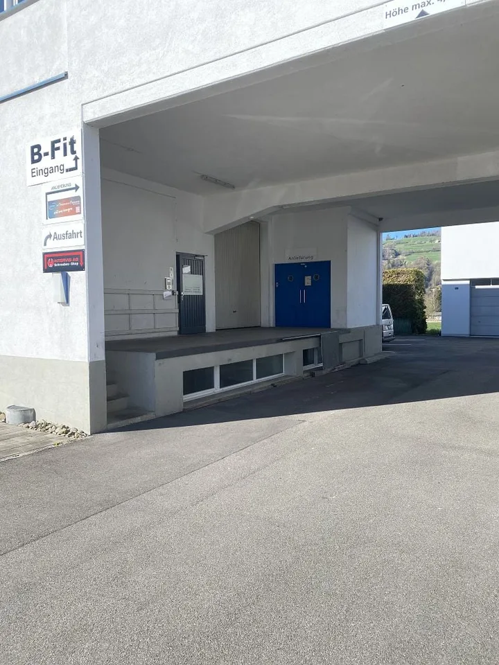 Commercial space with office in Münsingen