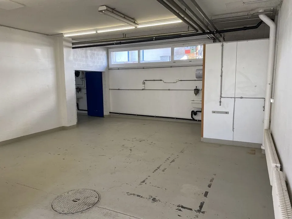 Commercial space with office in Münsingen