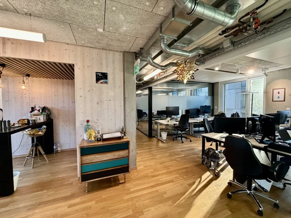 Eine Fläche wird frei! Nahe am See, Verkehr, Büro von 360 m2 zur Miete in Morges