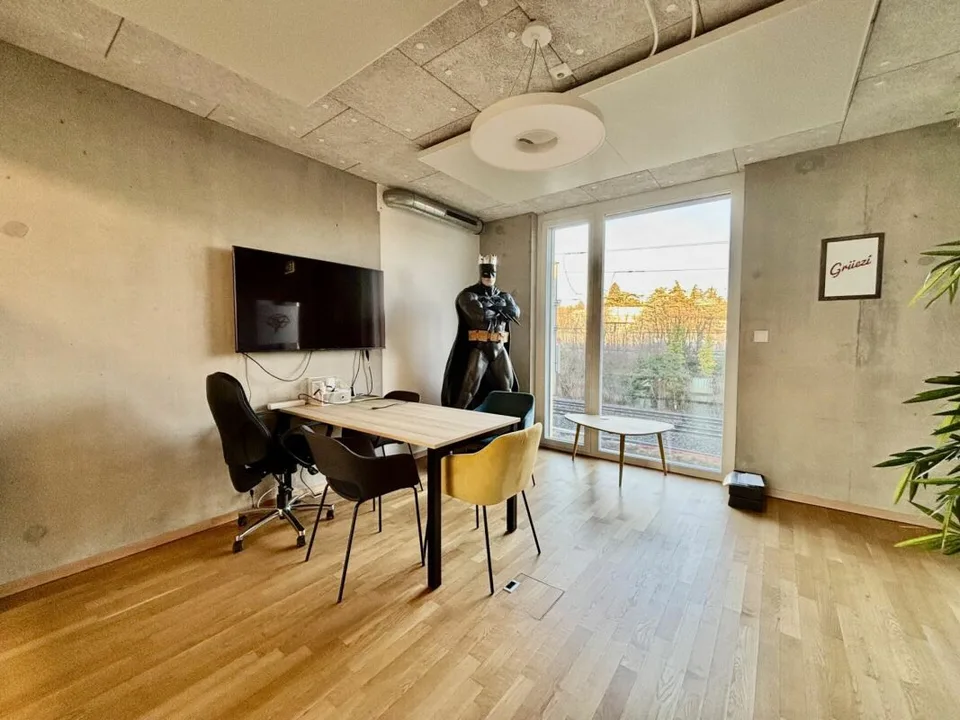 Eine Fläche wird frei! Nahe am See, Verkehr, Büro von 360 m2 zur Miete in Morges