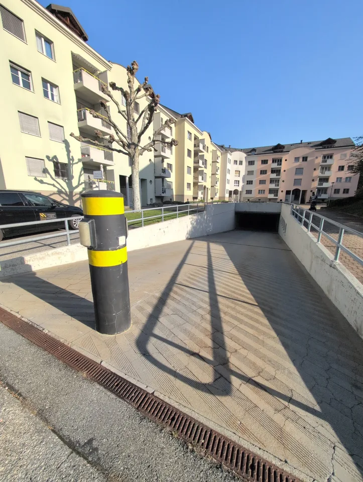 Zu vermieten ! Nahe dem Spital von Sion, überdachte Parkplätze für MOTORRÄDER !