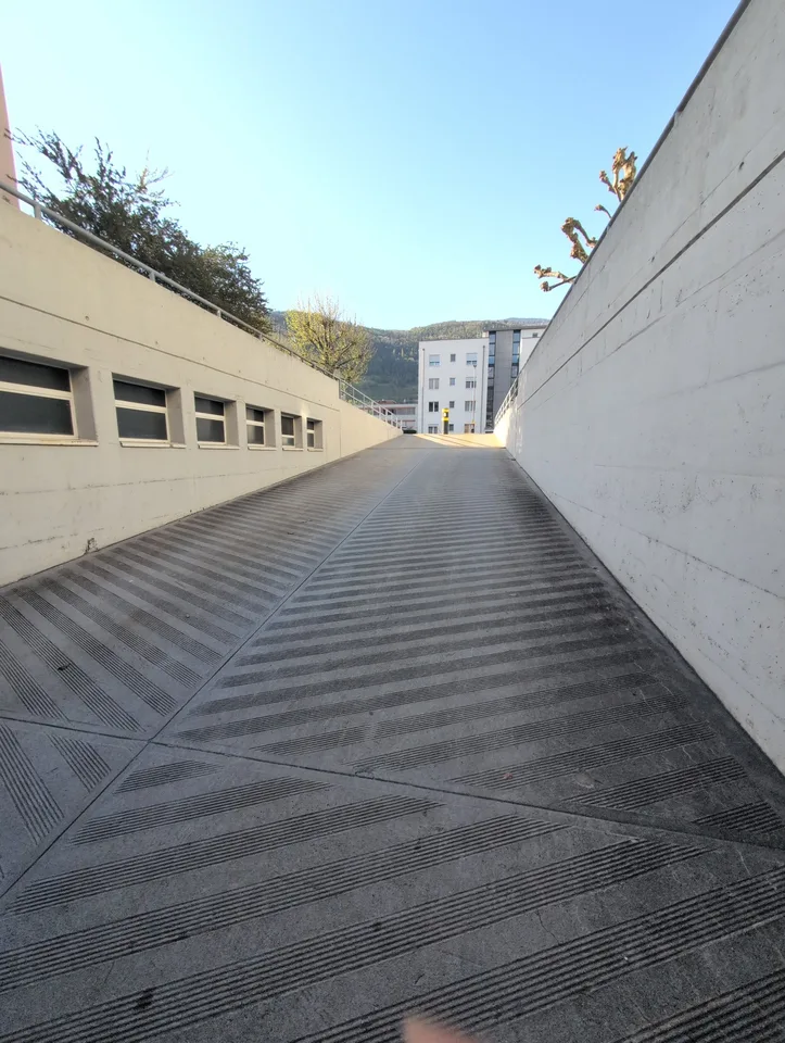 Zu vermieten ! Nahe dem Spital von Sion, überdachte Parkplätze für MOTORRÄDER !