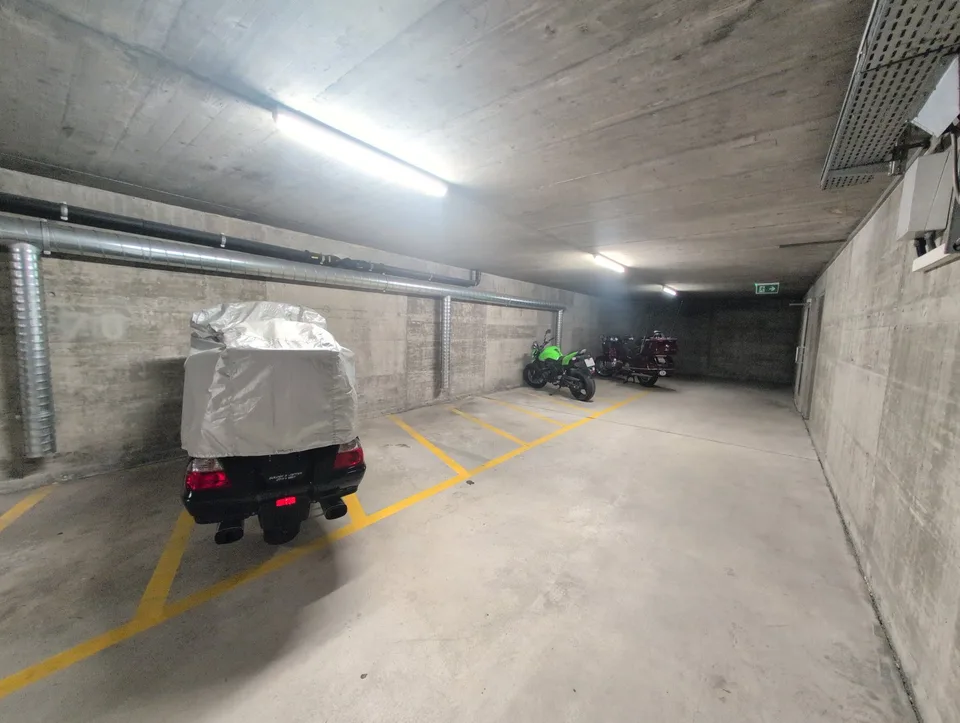 Zu vermieten ! Nahe dem Spital von Sion, überdachte Parkplätze für MOTORRÄDER !