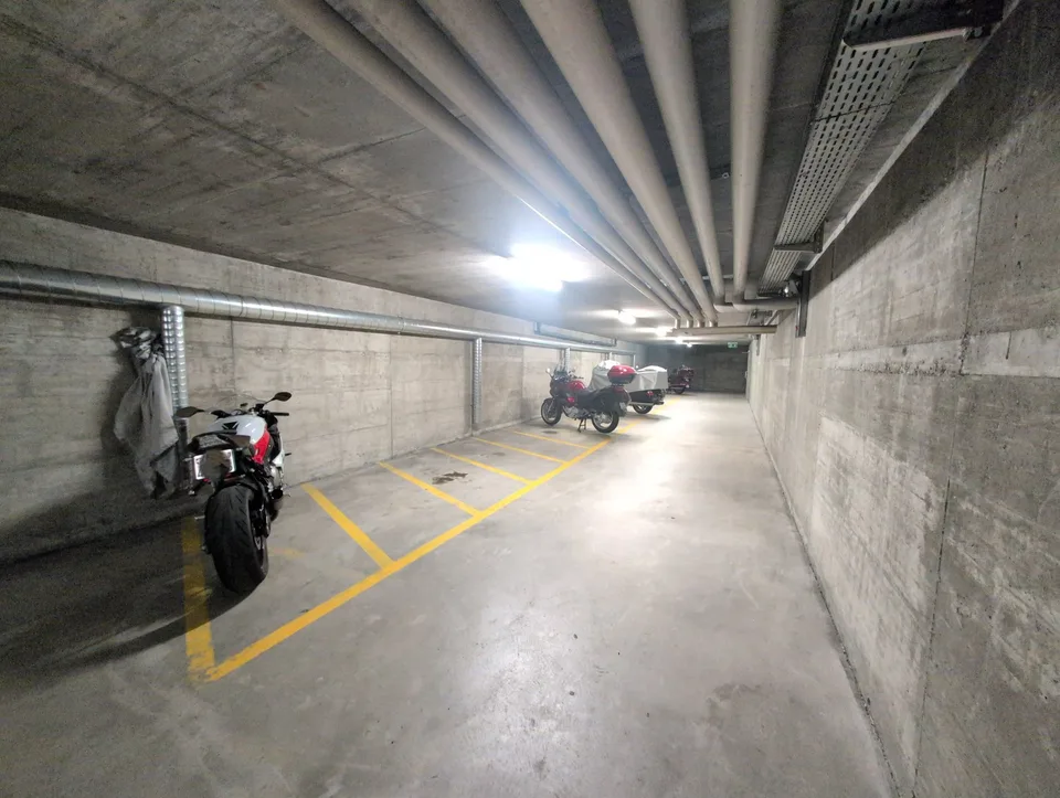 Zu vermieten ! Nahe dem Spital von Sion, überdachte Parkplätze für MOTORRÄDER !