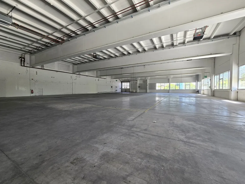 Industrie- und Logistikhalle von 1066m2² zur Miete - Erdgeschoss - direkter Zugang - Boudry
