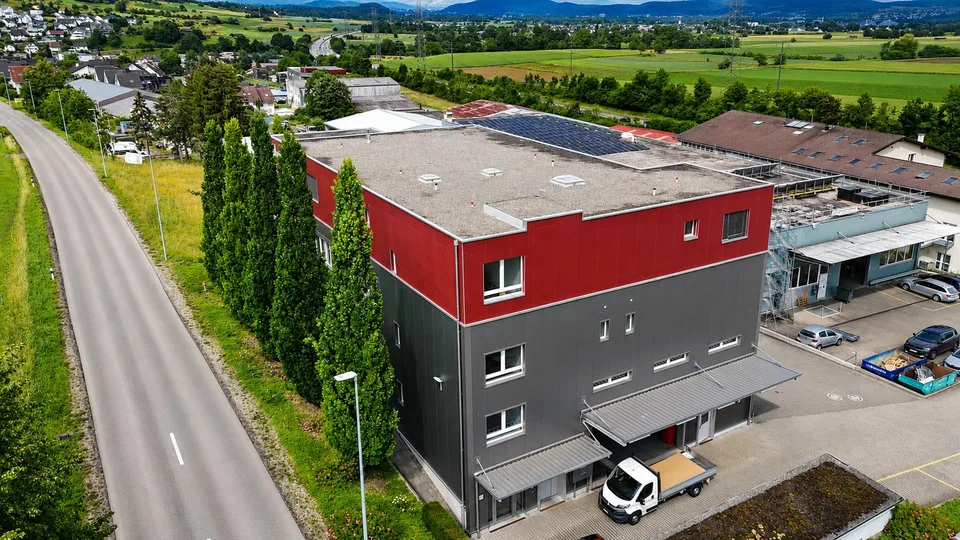 Modernes Industrie- und Gewerbeobjekt - Gut sichtbar von der Autobahn