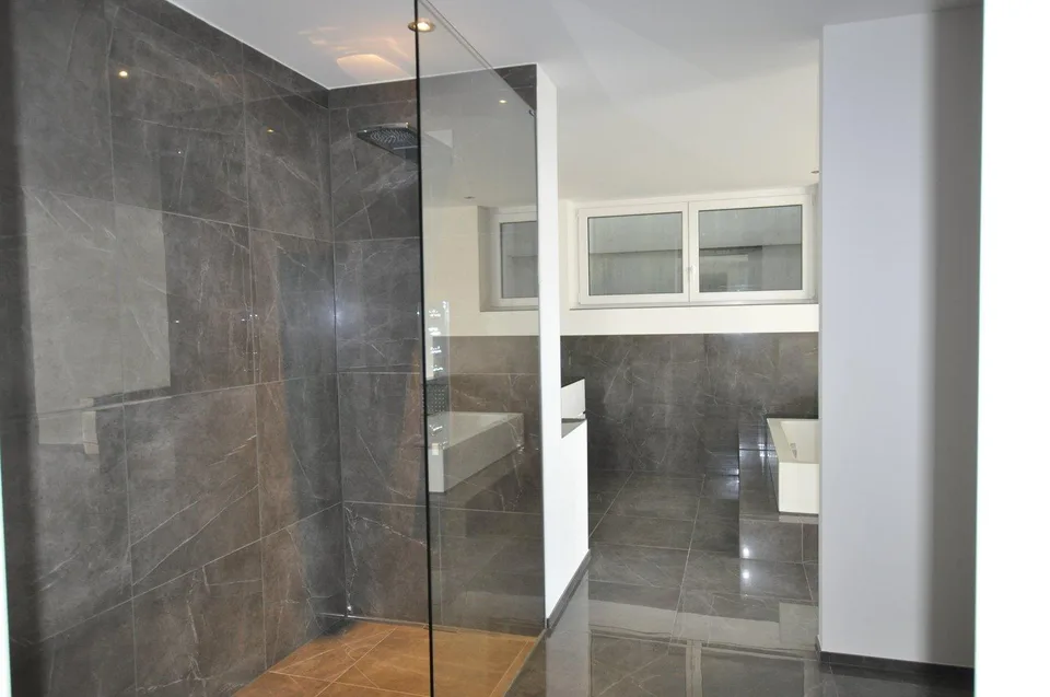 Exklusive, lichtdurchflutete Wohnung mit luxuriösem Innenausbau und hochwertigen Materialien – Foto 6 von 11