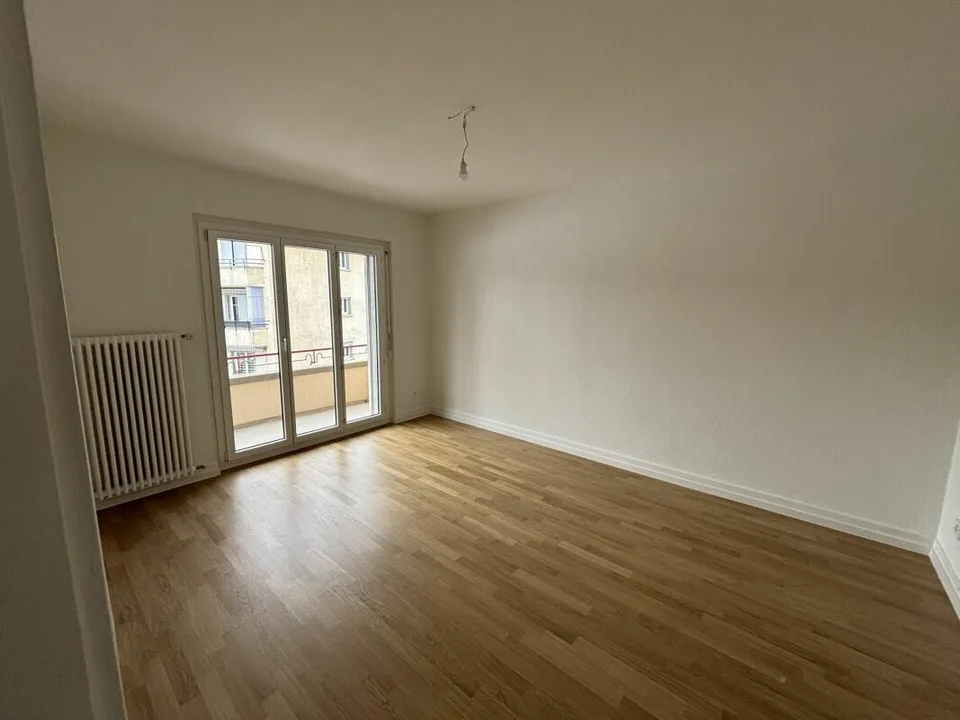 Wohnung mit 3 Zimmern komplett renoviert mit Balkon