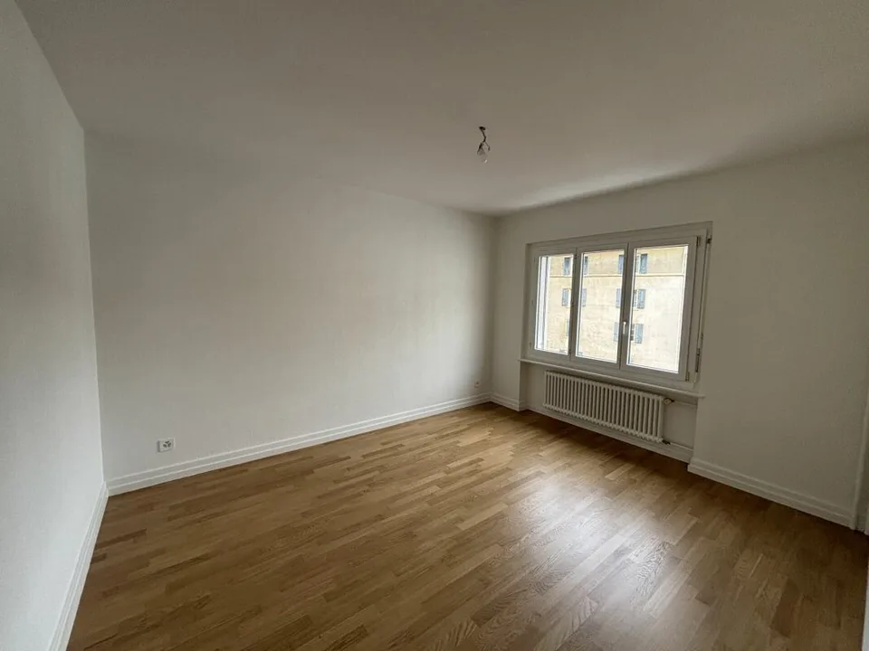 Wohnung mit 3 Zimmern komplett renoviert mit Balkon