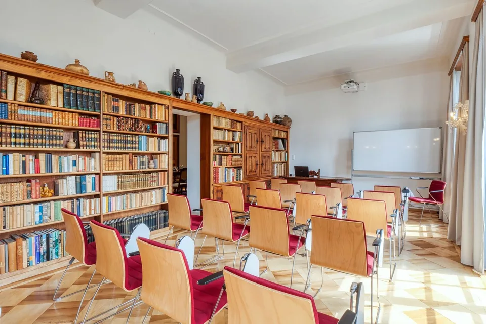 Charmante Dachwohnung mit Terrasse in einer historischen Villa