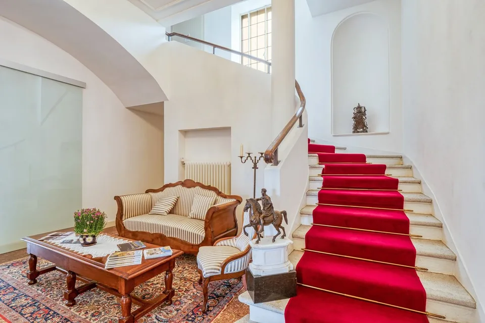 Charmante Dachwohnung mit Terrasse in einer historischen Villa – Foto 7 von 9