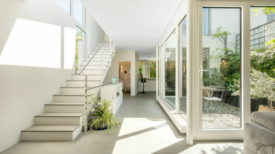 In questa casa, la luce è a casa, circondata da un giardino idilliaco