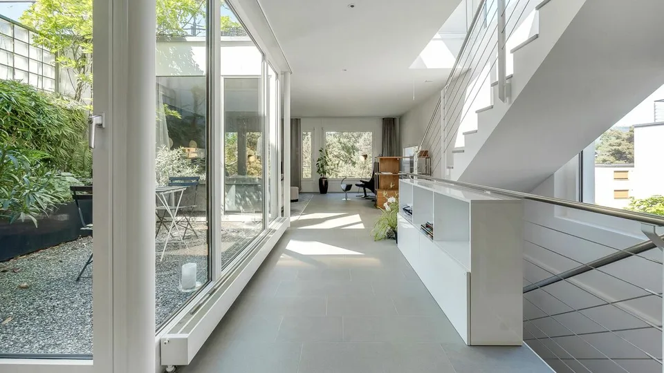 In diesem Haus ist das Licht daheim, umgeben von einem idyllischen Garten
