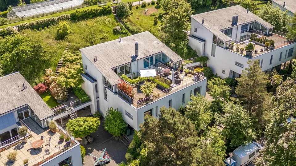 In questa casa, la luce è a casa, circondata da un giardino idilliaco