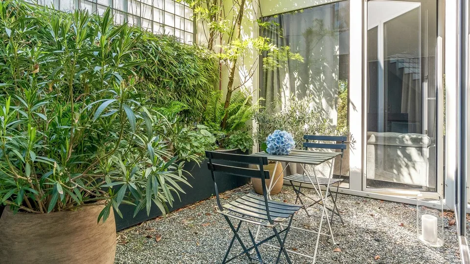 In questa casa, la luce è a casa, circondata da un giardino idilliaco
