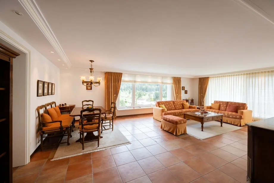 Appartement attique attractif de 3,5 pièces dans un emplacement central à Davos Dorf