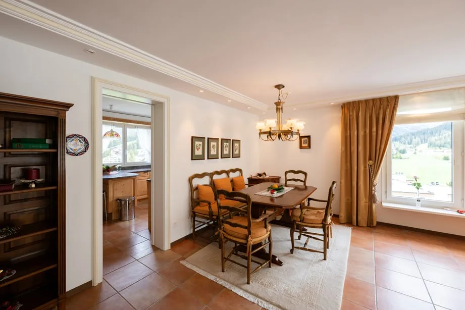 Appartement attique attractif de 3,5 pièces dans un emplacement central à Davos Dorf
