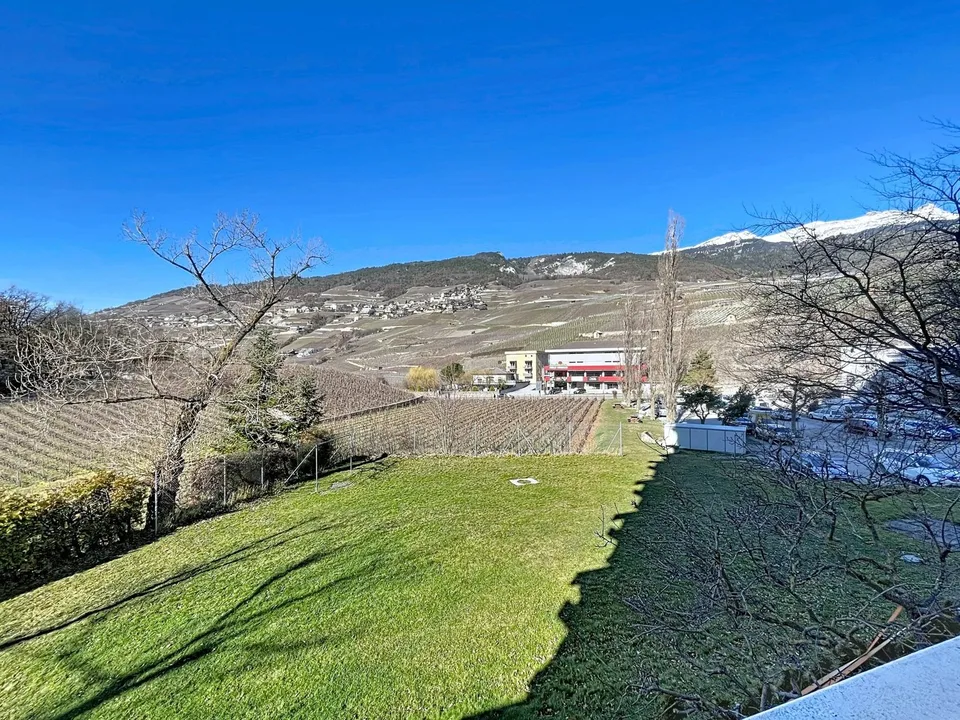 Helles 4.5-Zimmer-Wohnung mit Balkon und freier Sicht in Sierre