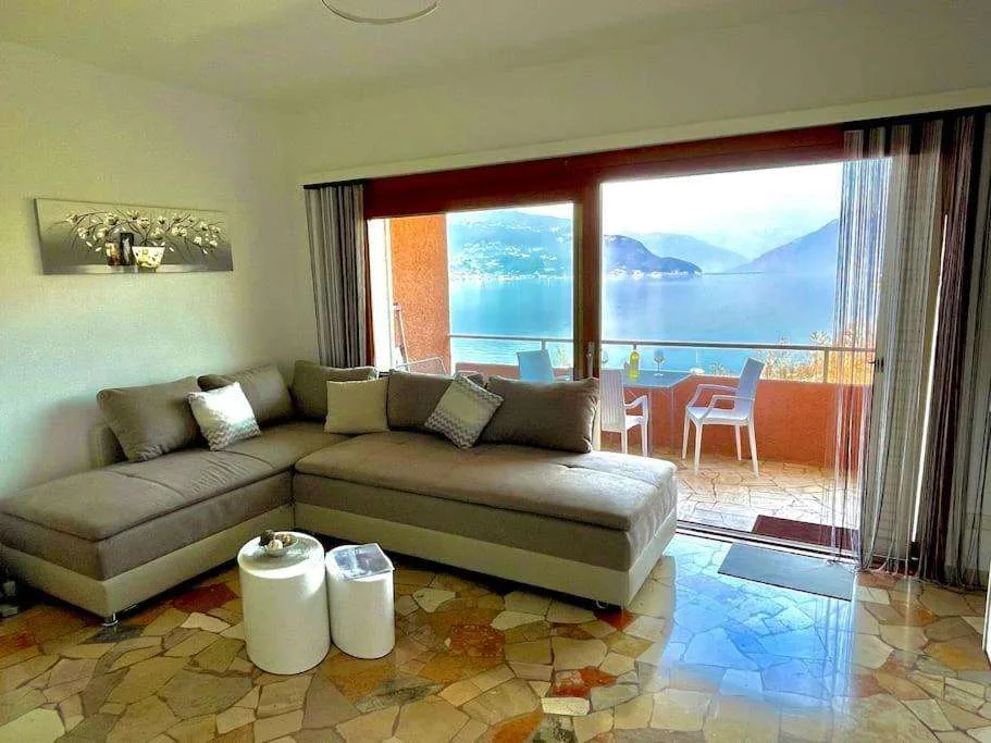Studio d'angle soigneusement conçu au dernier étage avec vue lac enchanteur