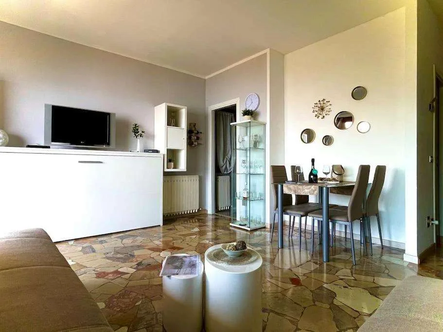Studio d'angle soigneusement conçu au dernier étage avec vue lac enchanteur