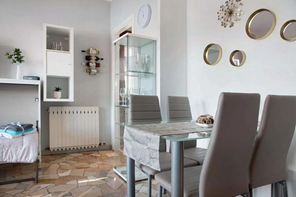 Studio d'angle soigneusement conçu au dernier étage avec vue lac enchanteur