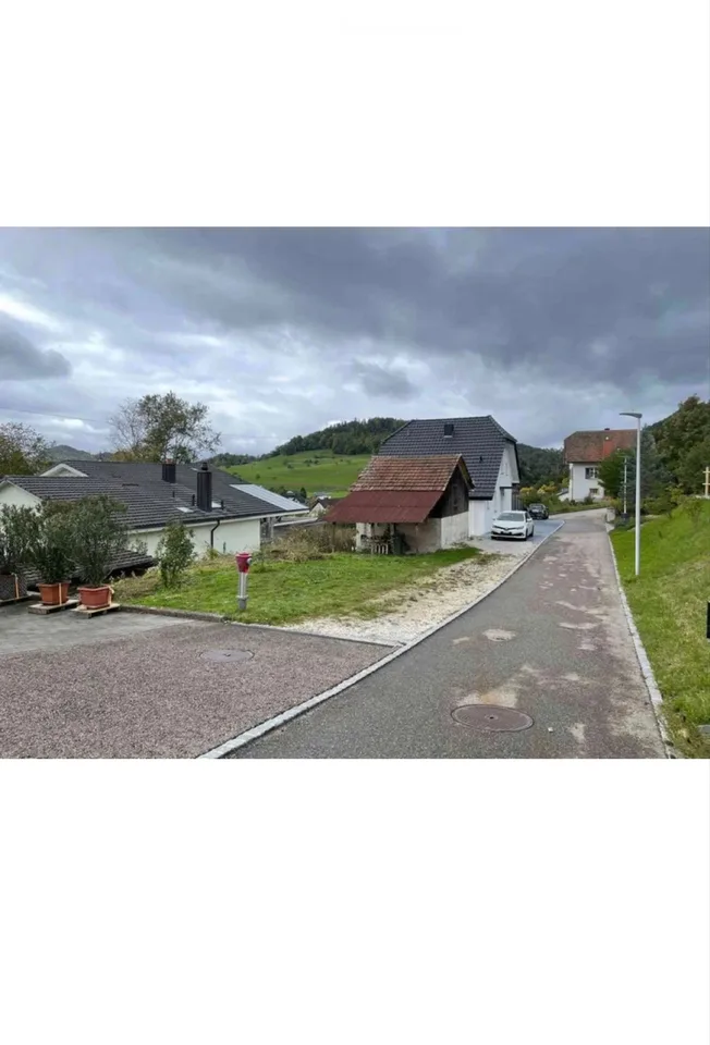 Casa unifamiliare di 6,5 locali a sé stante con terreno edificabile e fino a 8 posti auto