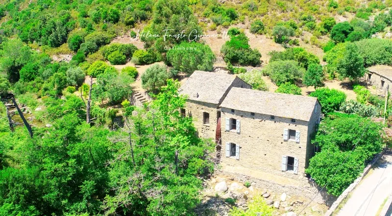 Ancien Moulin en Pierre avec dépendances sur près de 2,3 hectares -