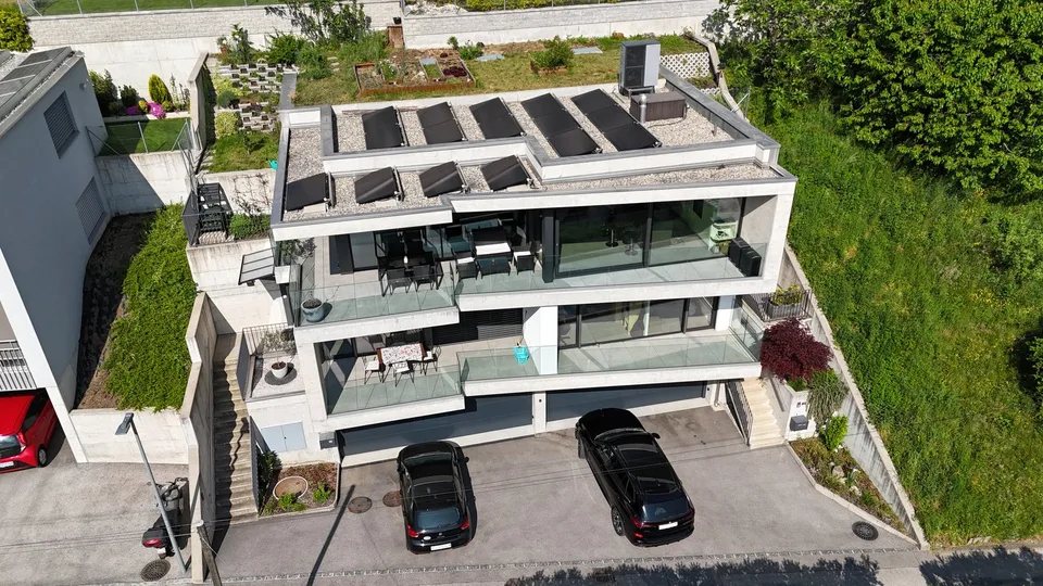 Elegante Casa Bifamiliare  – Moderna, Silenziosa e con Vista sulle Montagne