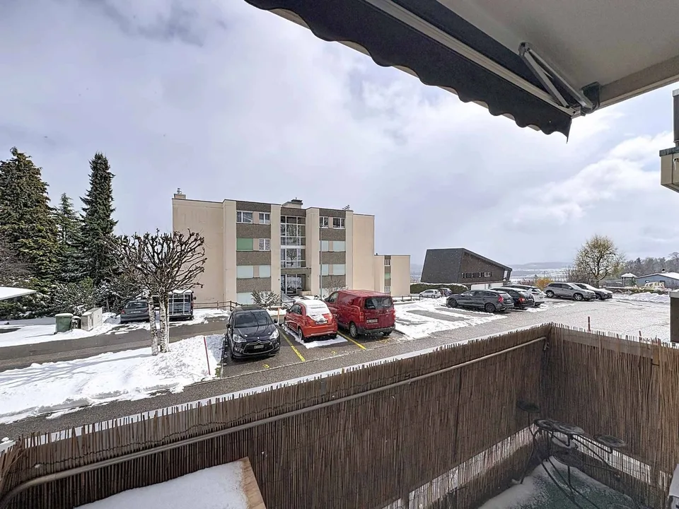 Élégant 2.5 pièces avec balcon dans un cadre paisible