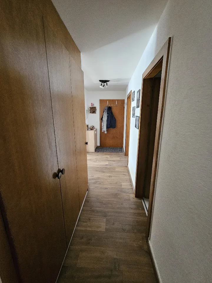 Schöne Gelegenheit! Zu verkaufen, eine schöne 4-Zimmer-Wohnung, im Zentrum des Dorfes, in Saxon!
