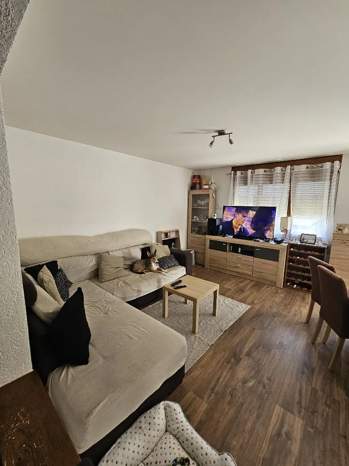 Schöne Gelegenheit! Zu verkaufen, eine schöne 4-Zimmer-Wohnung, im Zentrum des Dorfes, in Saxon!