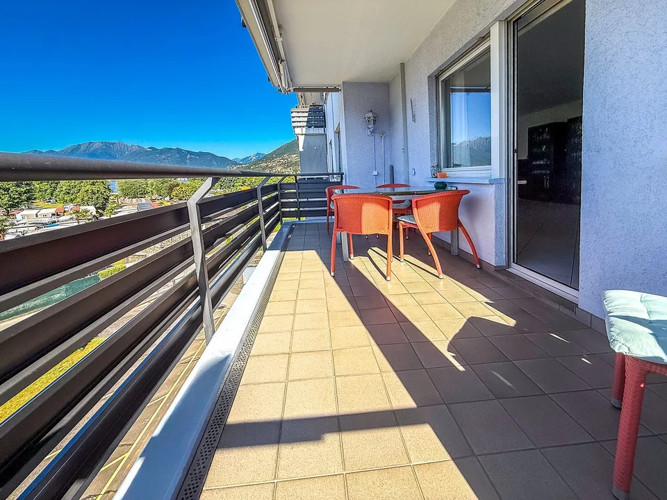 4.5 locali con vista aperta a Tenero - Terrasse und Weitsicht